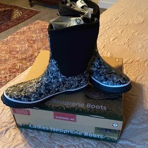 NWT Ladies Neoprene Boots